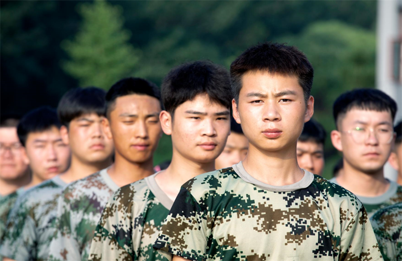 2021年7月6日，人生就是博北京集团百名应届大学生褪下便服换上军装，在训练场上接受为期2天的军训，享受入职前的第一份美好记忆。
