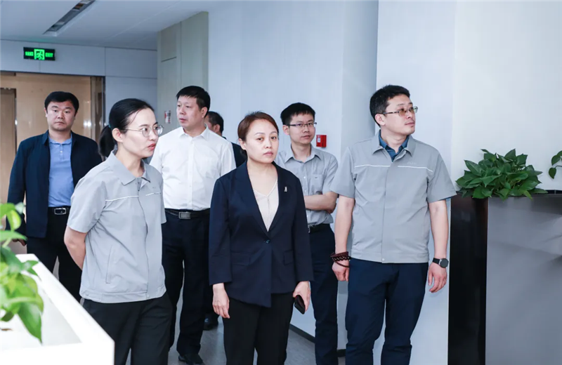 2023年5月15日，河北建材职业技术学院党委书记张明莉一行到人生就是博北京集团进行校企合作交流。